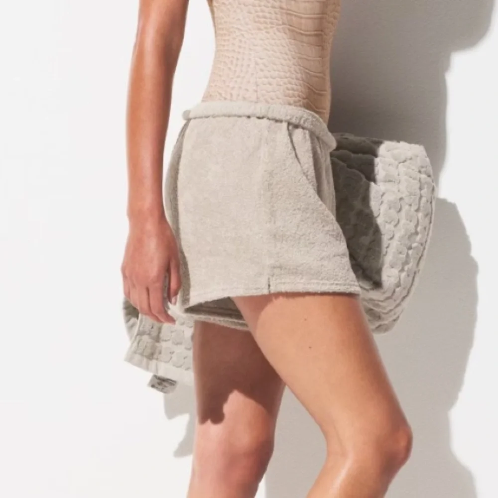 Skims SPRING BREAK Terry Cover Up Beach Shorts Stone NWT - Picture 2 of 5